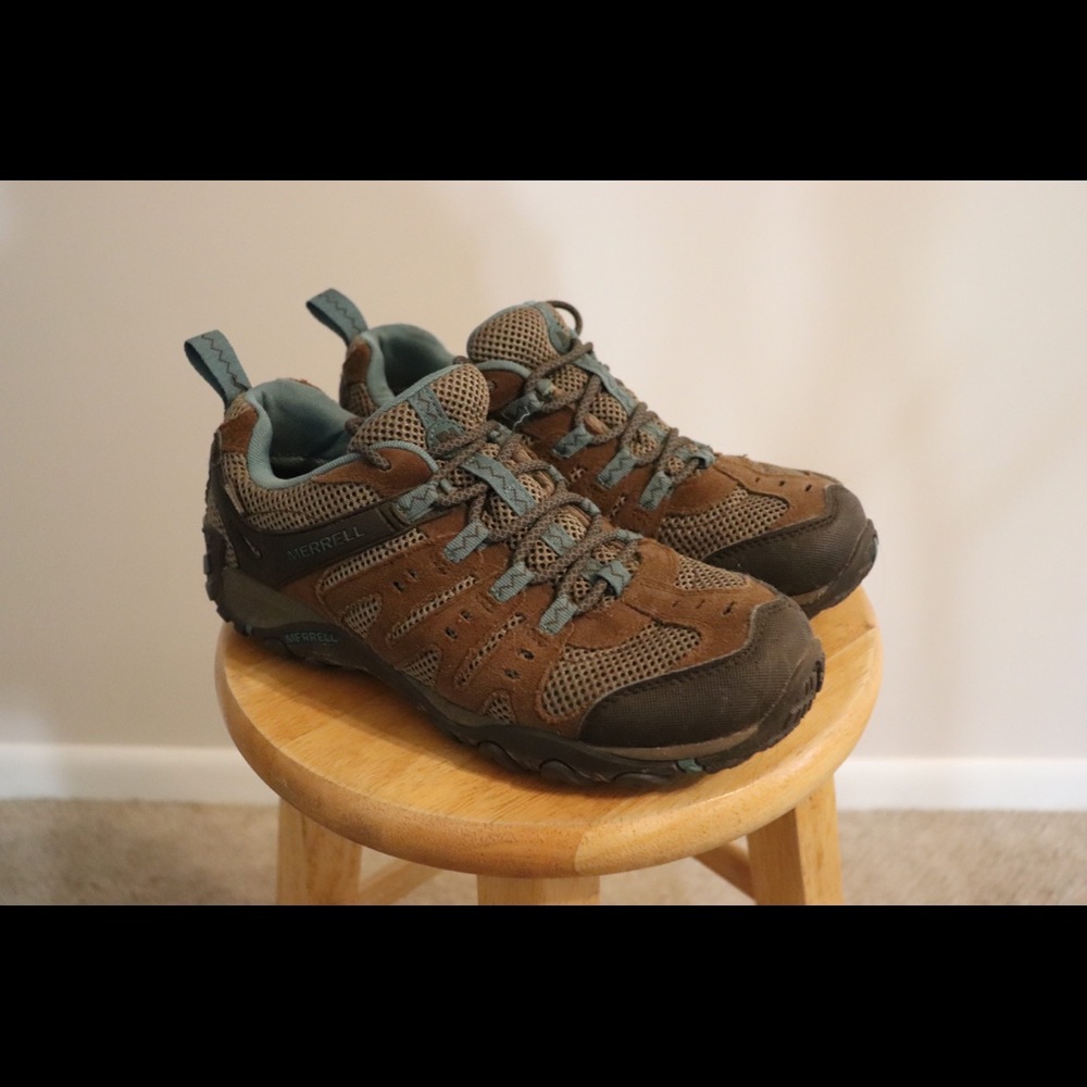 Ladies 8.5 Merrill waterproof hiking shoes